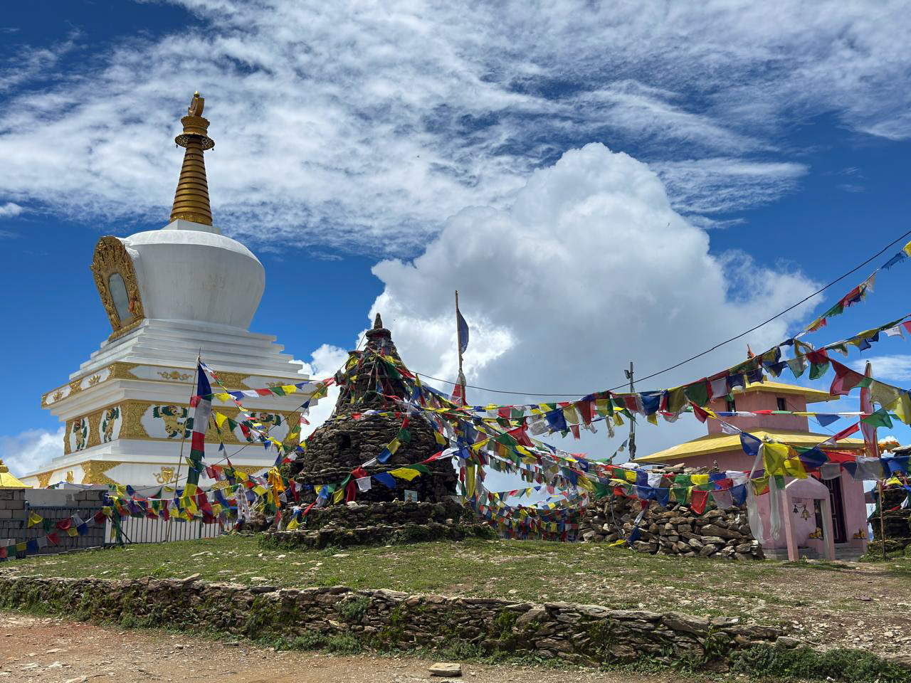 तस्बिरमा हेर्नुहोस् मनै लोभ्याउने शैलुङ डाँडा (फोटो फिचर)