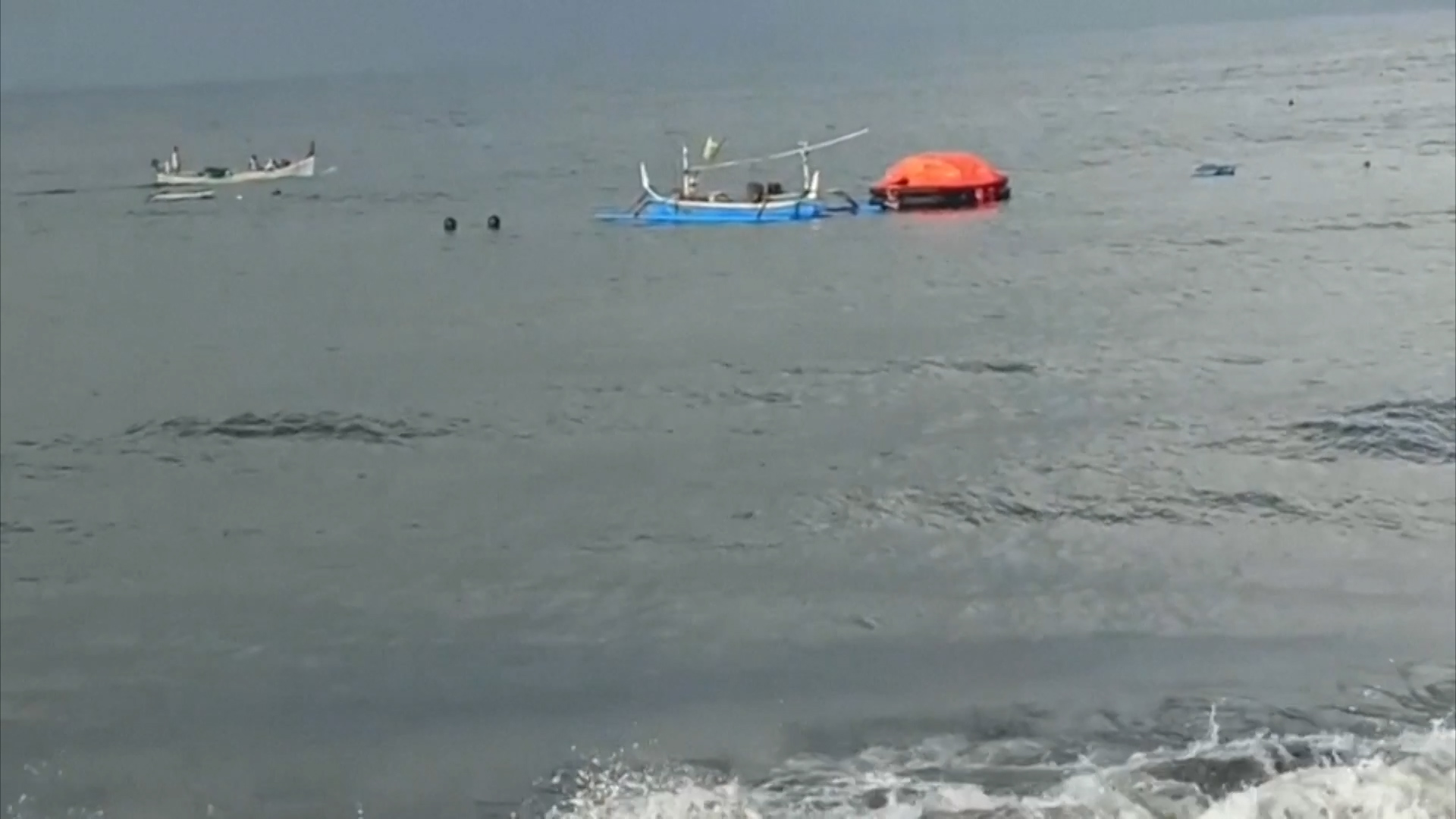 बाली नजिकै डुङ्गा डुब्दा हराइरहेकाहरुको खोजीकार्य जारी, ६ जनाको मृत्यु