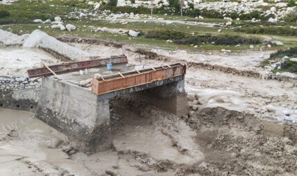 मुस्ताङमा अचानक बाढी आउँदा ४ वटा पुल र २ वटा स्ल्याब बगायो, २ वटा पुलमा क्षति  