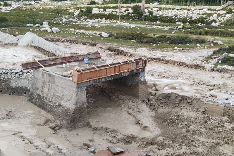 मुस्ताङमा अचानक बाढी आउँदा ४ वटा पुल र २ वटा स्ल्याब बगायो, २ वटा पुलमा क्षति  