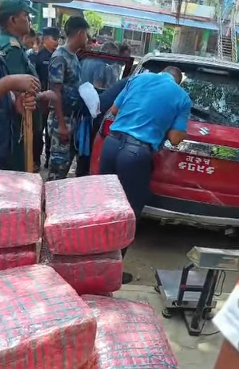 गाडीमा १ सय ३३ किलो गाँजा बरामद