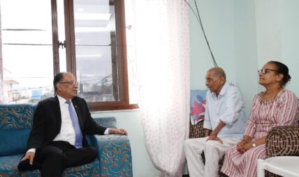 प्रचण्डले लिए मोहन बैद्य ‘किरण’ को स्वास्थ्य अवस्थाबारे जानकारी