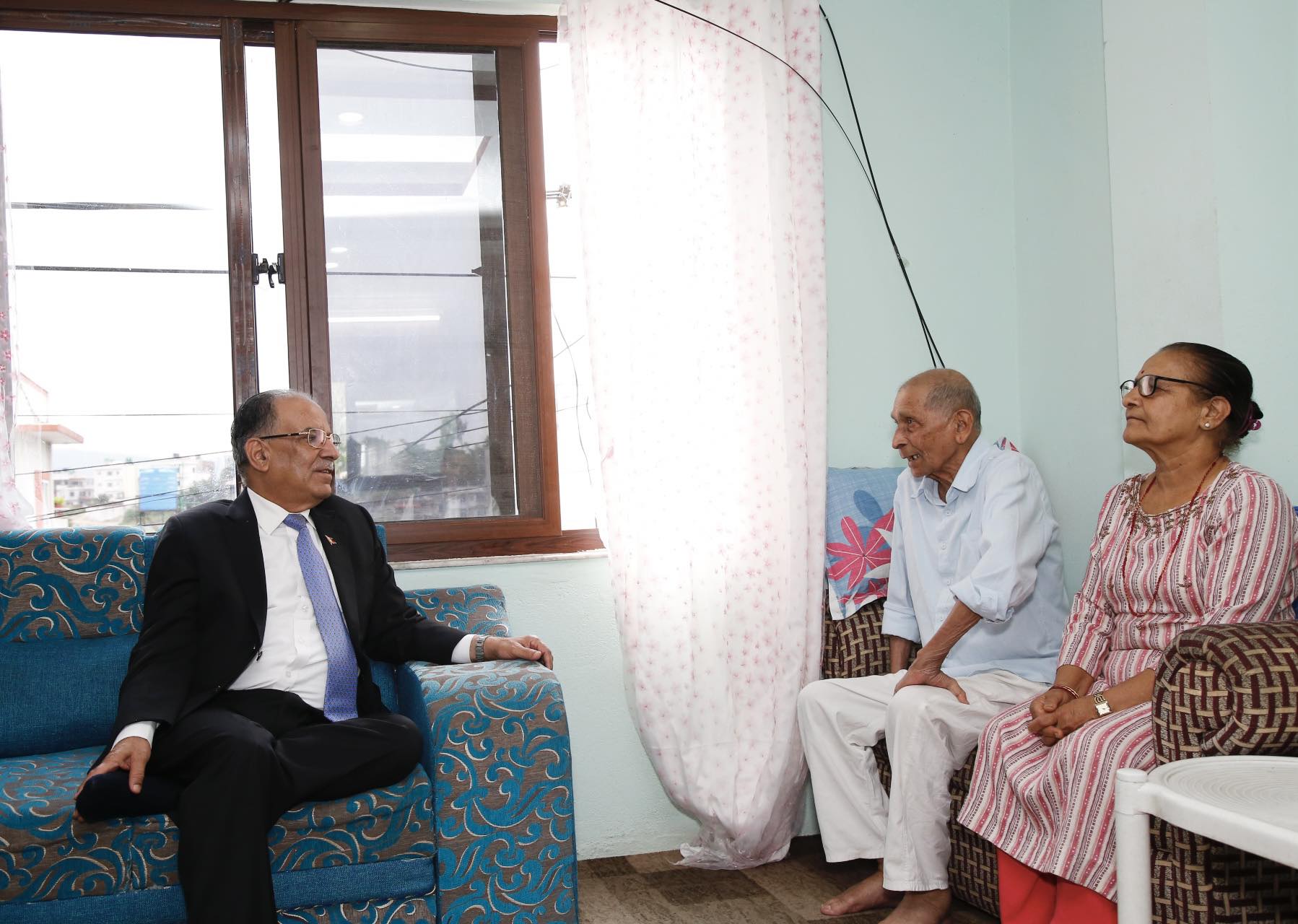 प्रचण्डले लिए मोहन बैद्य ‘किरण’ को स्वास्थ्य अवस्थाबारे जानकारी