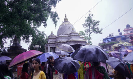 झरीमा रुझ्दै महादेवस्थानको दर्शन (तस्बिरहरु)