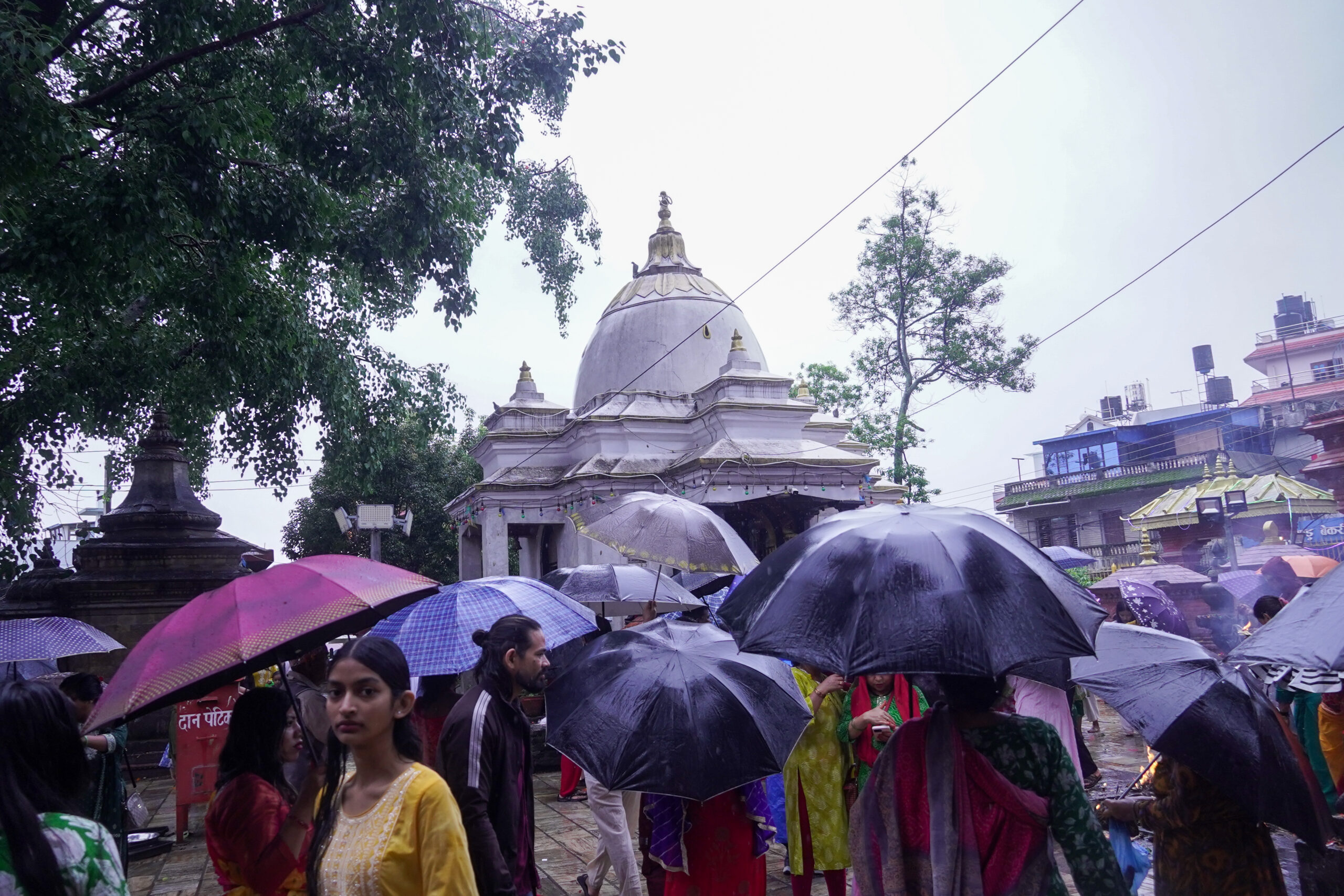 झरीमा रुझ्दै महादेवस्थानको दर्शन (तस्बिरहरु)