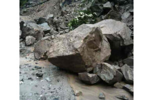 पहिरोका कारण अरनिको राजमार्ग अवरुद्ध