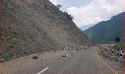 मध्यपहाडी लोकमार्गको सडक धसियो, धसिएको भाग माटोले छोपेको आरोप