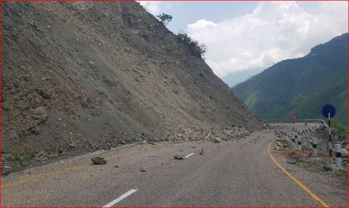 मध्यपहाडी लोकमार्गको सडक धसियो, धसिएको भाग माटोले छोपेको आरोप