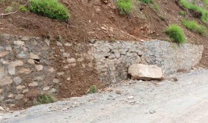 निर्माण नसकिँदै भत्कियो पर्खाल, गुणस्तरहीन काम गरेको आरोप