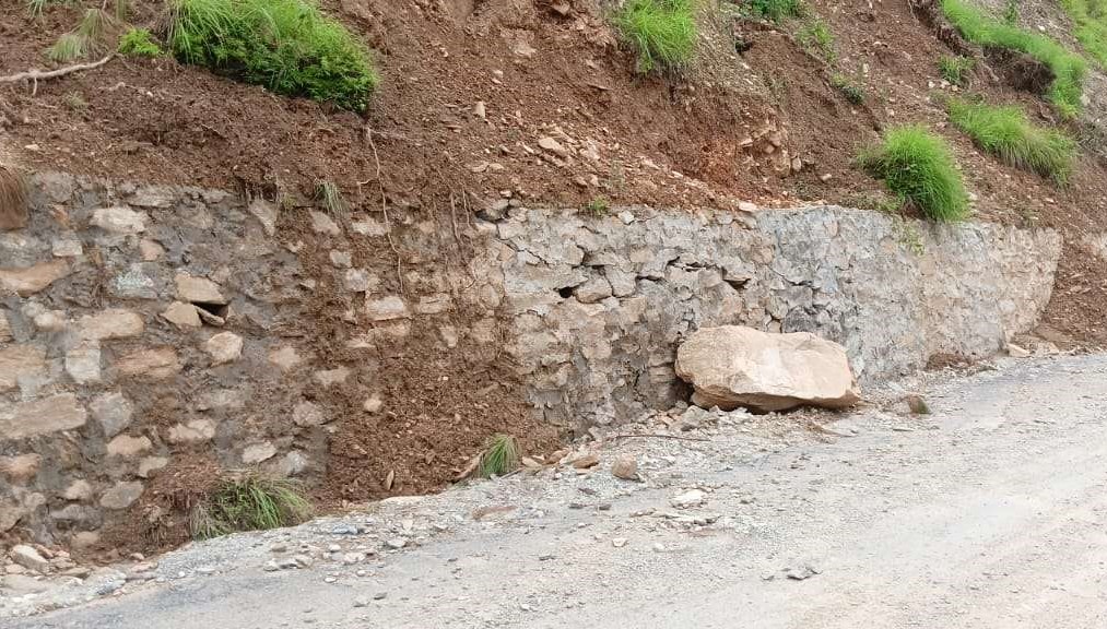 निर्माण नसकिँदै भत्कियो पर्खाल, गुणस्तरहीन काम गरेको आरोप