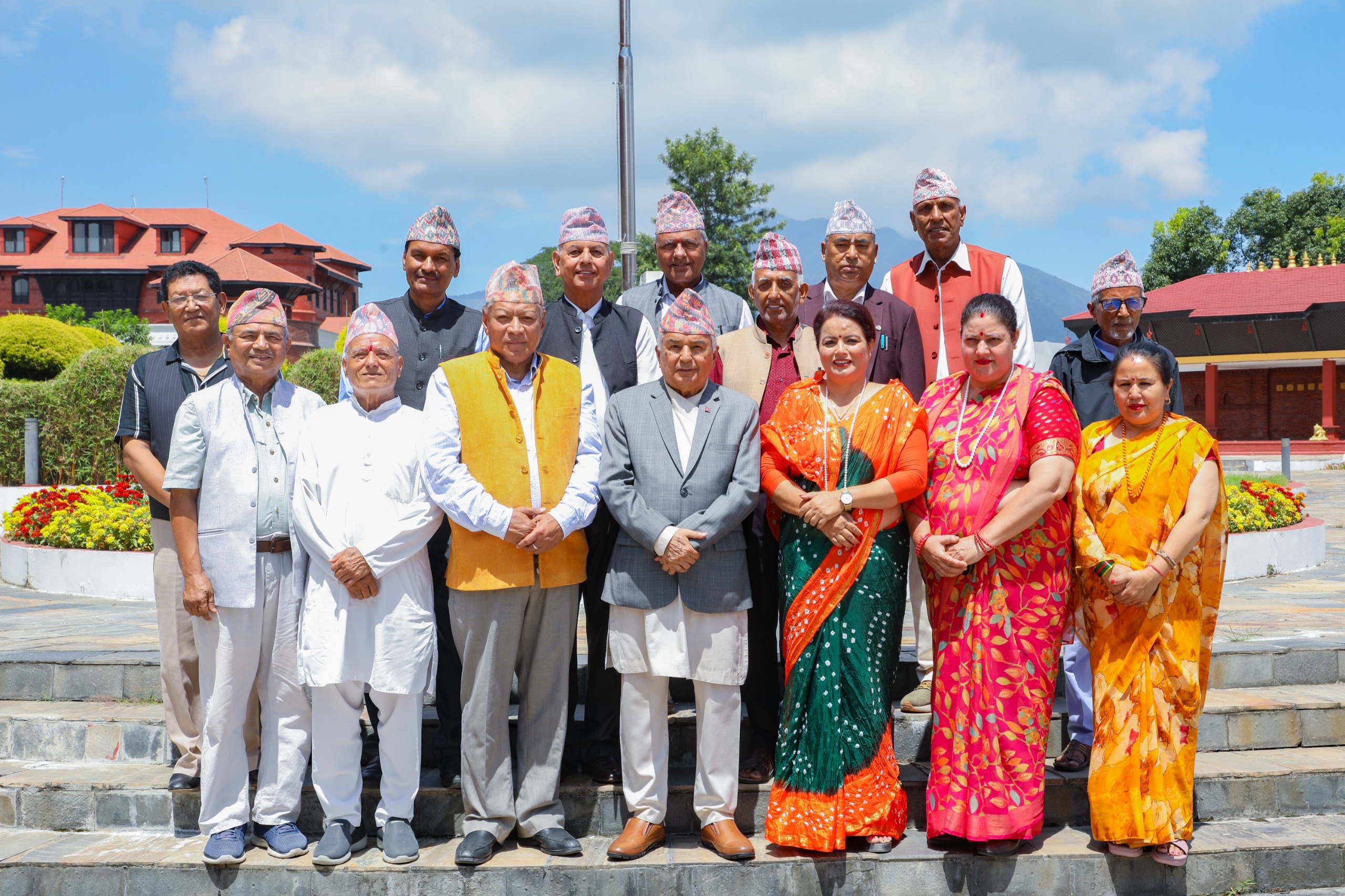 राष्ट्रपति पौडेलसंग ज्येष्ठ राष्ट्रिय नागरिक महासंघका प्रतिनिधि मण्डलद्धारा भेट