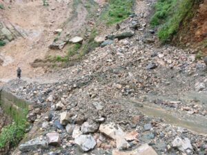 पहिरोले महाकाली लोकमार्ग अवरुद्ध