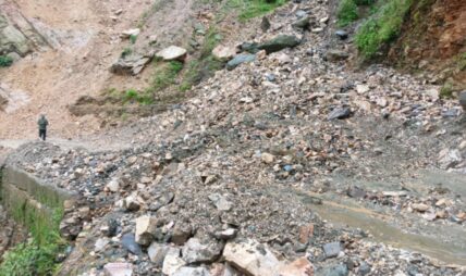 पहिरोले महाकाली लोकमार्ग अवरुद्ध