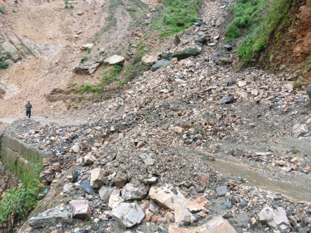 पहिरोले महाकाली लोकमार्ग अवरुद्ध