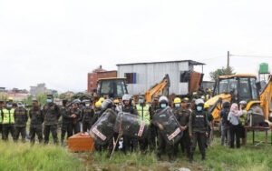 बस्तीमा डोजर चलेपछि सुकुम्बासीले गरे प्रहरीमाथि ढुंगामुढा