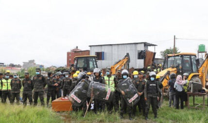 बस्तीमा डोजर चलेपछि सुकुम्बासीले गरे प्रहरीमाथि ढुंगामुढा