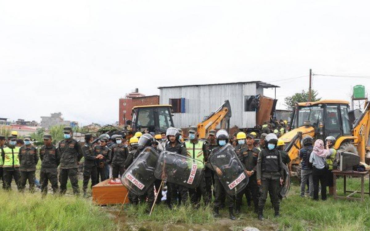 बस्तीमा डोजर चलेपछि सुकुम्बासीले गरे प्रहरीमाथि ढुंगामुढा