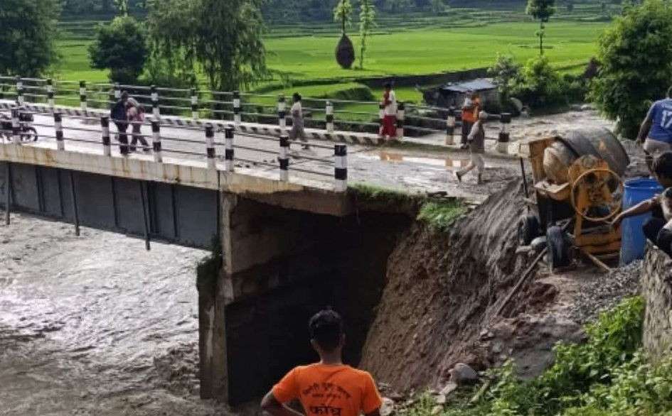भटौली खोलामा कटानपछि मन्थली-पकरबास सडक अवरुद्ध, सवारी आवागमन रोकियो