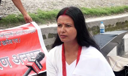 बहुविवाहविरुद्ध अनसनमा बसेकी यादव भन्छिन्- ‘मेरो शव उठाउन माइतीघर आउनु’