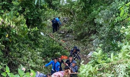 हलेसीबाट फर्किँदै गरेको गाडी दुर्घटना, एकको मृत्यु, १० जना घाइते