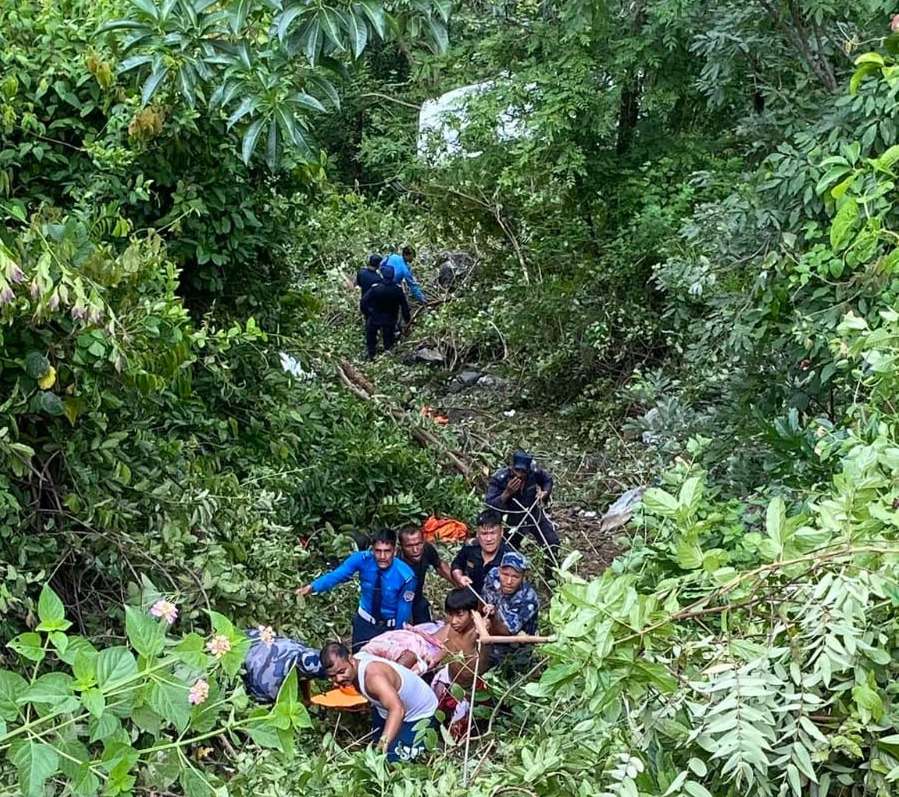 हलेसीबाट फर्किँदै गरेको गाडी दुर्घटना, एकको मृत्यु, १० जना घाइते