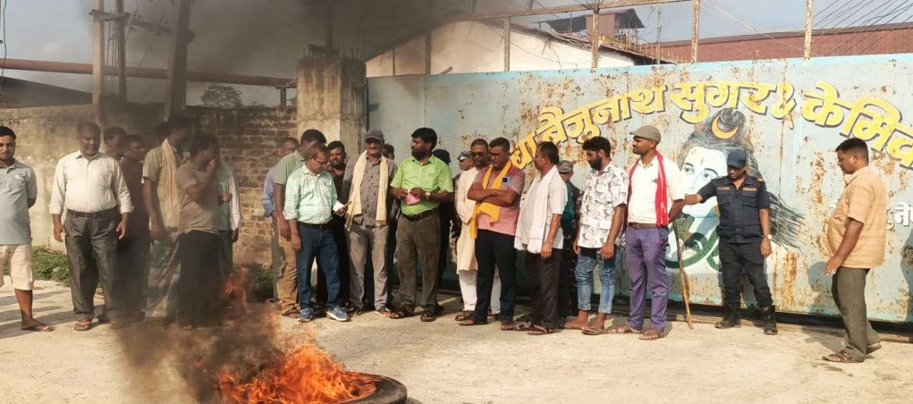 चिनी मिलको गेट अगाडि किसानहरुको विरोध प्रदर्शन