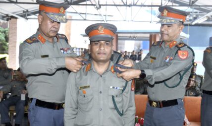 बढुवा भएका सशस्त्रका अधिकृतहरुलाई दर्ज्यानी चिन्ह प्रदान