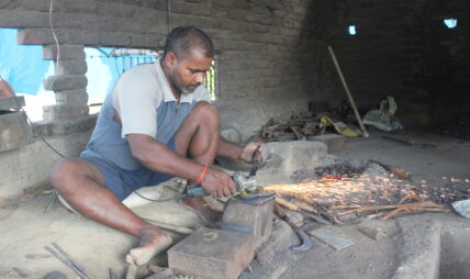 पुरानो आरनमा नयाँ चमक : शिवलाल लोहारको फलाम यात्रा