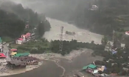 भारतको उत्तराखण्ड धरालीमा भयानक बाढी, ४ जनाको मृत्यु, कैयौं बेपत्ता