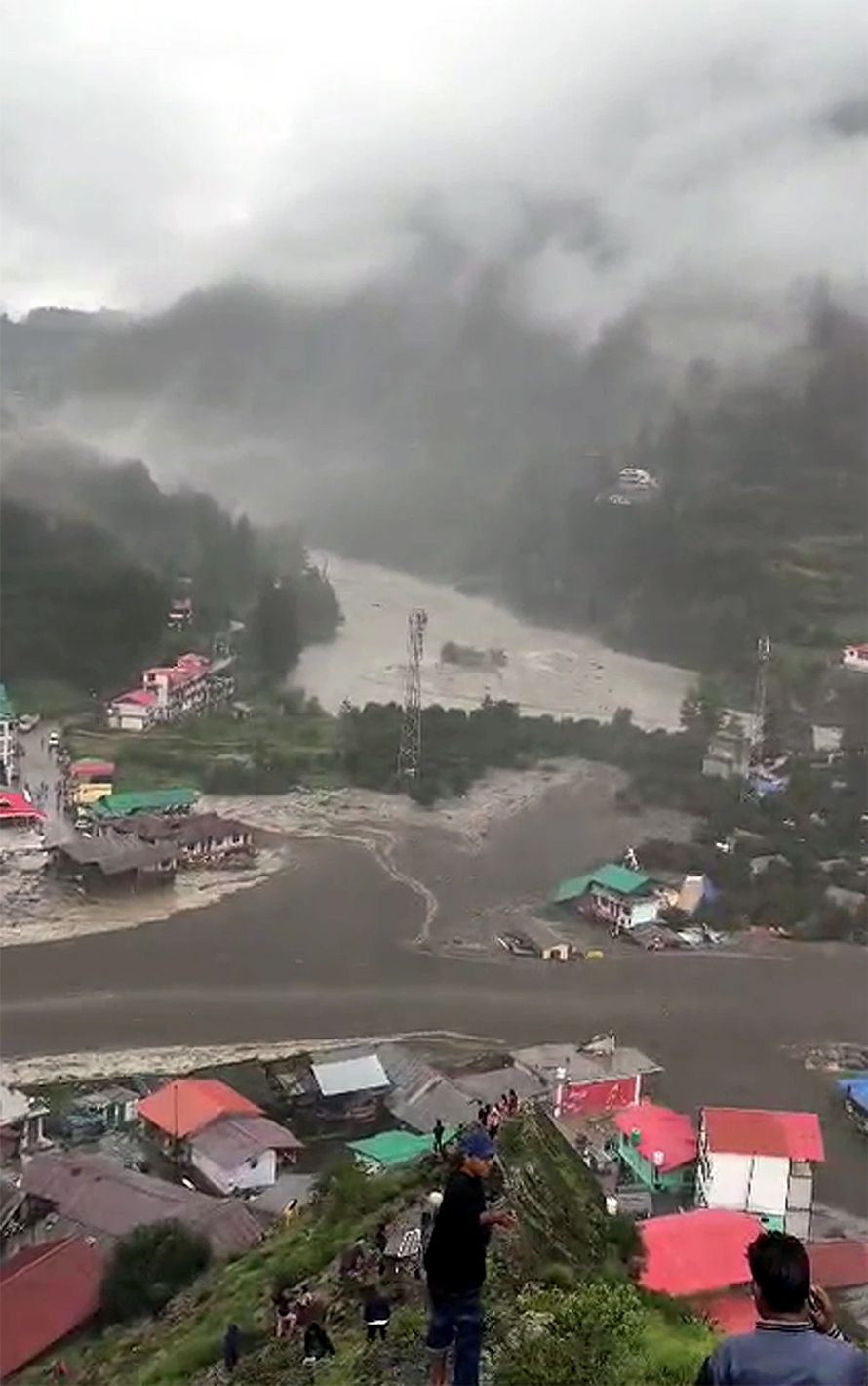 भारतको उत्तराखण्ड धरालीमा भयानक बाढी, ४ जनाको मृत्यु, कैयौं बेपत्ता