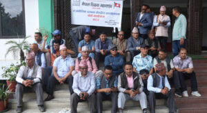 शिक्षक महासंघले दियो कांग्रेस कार्यालयमा धर्ना