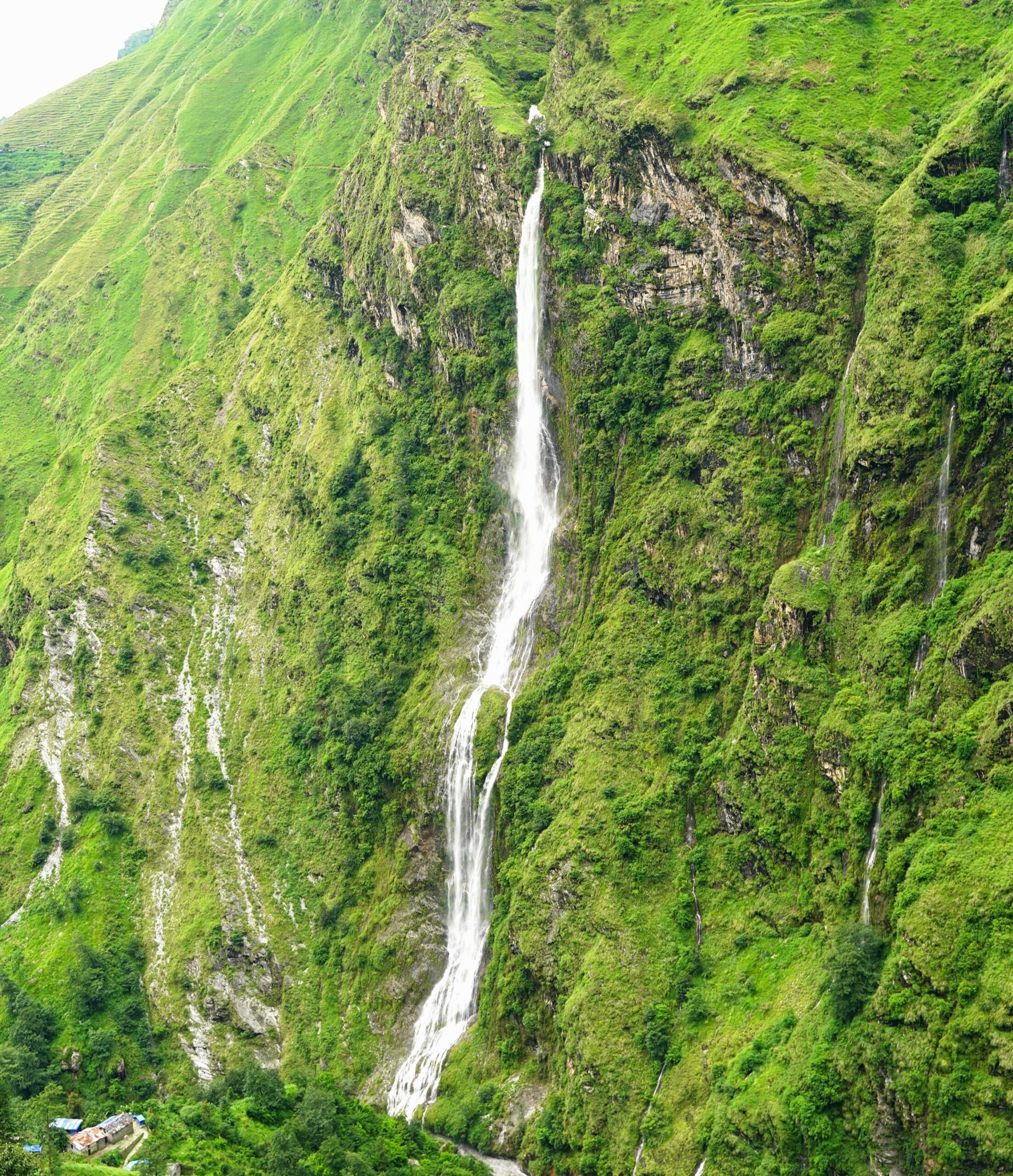दार्चुला अपि हिमाल गाउँपालिका, २ मा रहेको ‘लिथेली छडा’ झरना