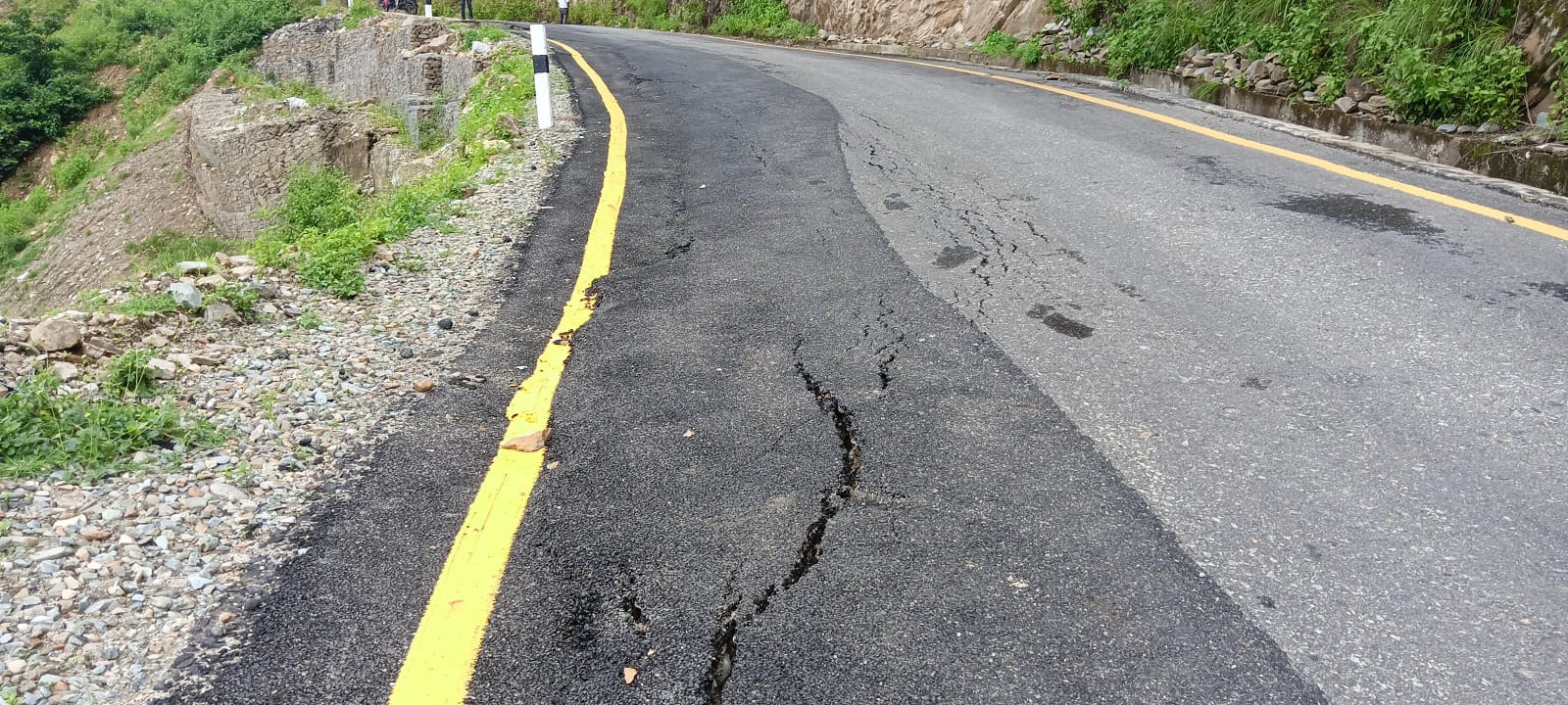 तिल्पुङ–धोबी सडक निर्माण नसकिँदै भत्कियो, कमसल काम गरेर भुक्तानी लिइयो