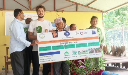 वडा कार्यालयलाई विपद् पूर्वतयारीका सामाग्री, अगुवा किसानलाई नमुना फार्म सञ्चालनका सामाग्री