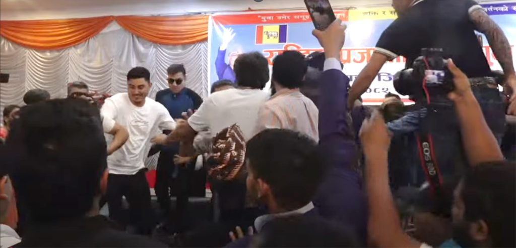 राप्रपा युवा संगठनको काठमाडौं अधिवेशनमा हात हालाहाल