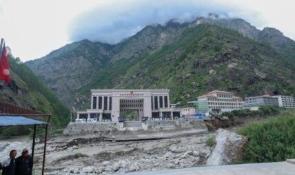 तातोपानीमा एक हजारभन्दा कन्टेनर अलपत्र