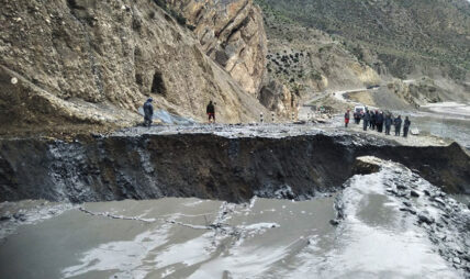 लेदोसहितको पहिरोले जोमसोम–कोरला सडक अवरुद्ध