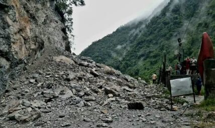 बाढीपहिरोले दश राजमार्ग ठप्प, एक सय ५८ आंशिक सञ्चालनमा
