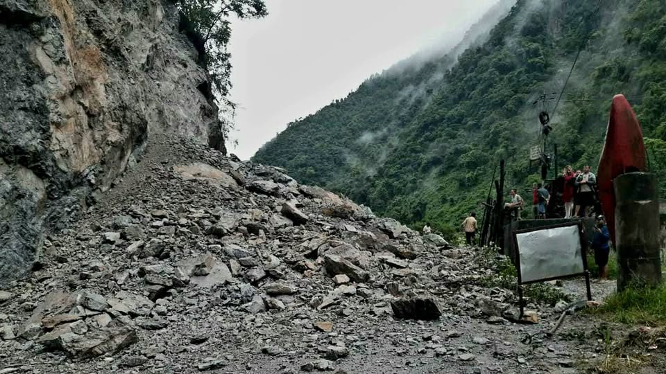 बाढीपहिरोले दश राजमार्ग ठप्प, एक सय ५८ आंशिक सञ्चालनमा