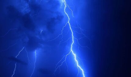 मकवानपुरमा किरिया बसेको घरमा चट्याङ पर्दा एक जनाको मृत्यु, ७ जना घाइते