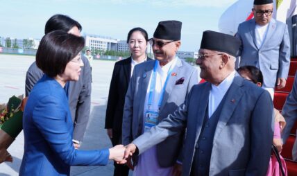 प्रधानमन्त्री ओली चीनमा, राष्ट्रपति सीसँग भेटवार्ता आजै