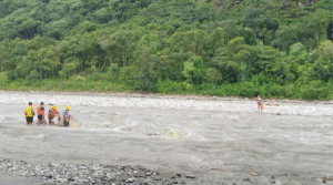 पौडी खेल्ने क्रममा म्याग्दी खोलामा फसेका दुई जनाको सकुशल उद्धार