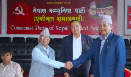 नेकपा एसमा तेस्रो वरियता पाएका वामदेव गौतमले माधव नेपालसँग लिए शपथ