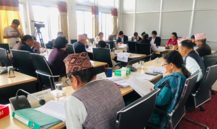 कर्मचारीको अवकाश उमेरबारे विवाद कायमै, मन्त्री न्यौपानेद्वारा भोलिसम्मको समय माग