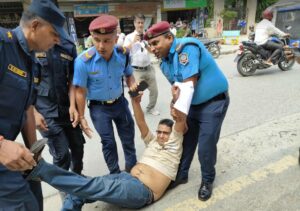 सञ्चार विधेयकको विरोधमा पत्रकार र प्रहरीबीच घम्साघम्सी