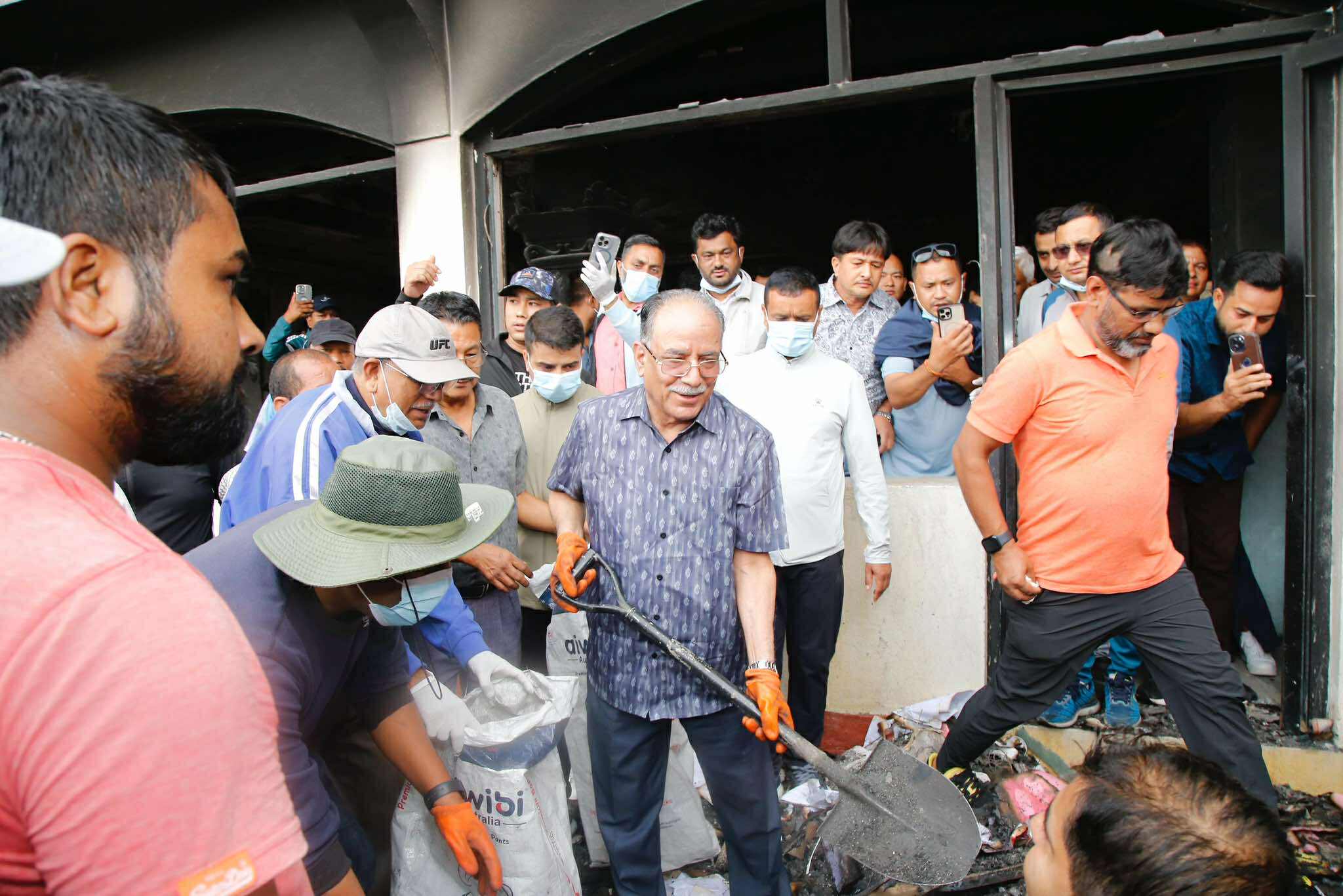 सेनाको सुरक्षामा रहेका नेताहरू बाहिर निस्कन थाले