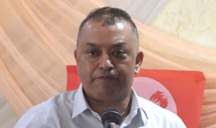 गगन थापाको घर अगाडि ढुंगामुढा