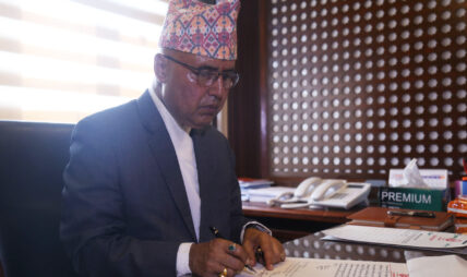 आयोजना कटौती गरी एक खर्ब स्रोत जुटाउन सकिन्छः अर्थमन्त्री खनाल