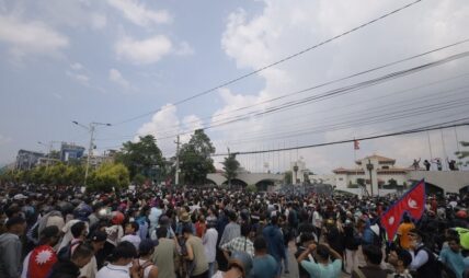 सिभिल अस्पतालको इमर्जेन्सीमै पुग्नेगरी अश्रुग्यास प्रहार