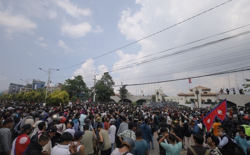 सिभिल अस्पतालको इमर्जेन्सीमै पुग्नेगरी अश्रुग्यास प्रहार